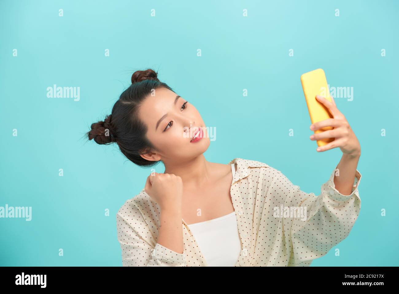 Nahaufnahme Porträt der fröhlichen Dame machen Selfie isoliert über hellen lebendigen blauen Hintergrund Stockfoto