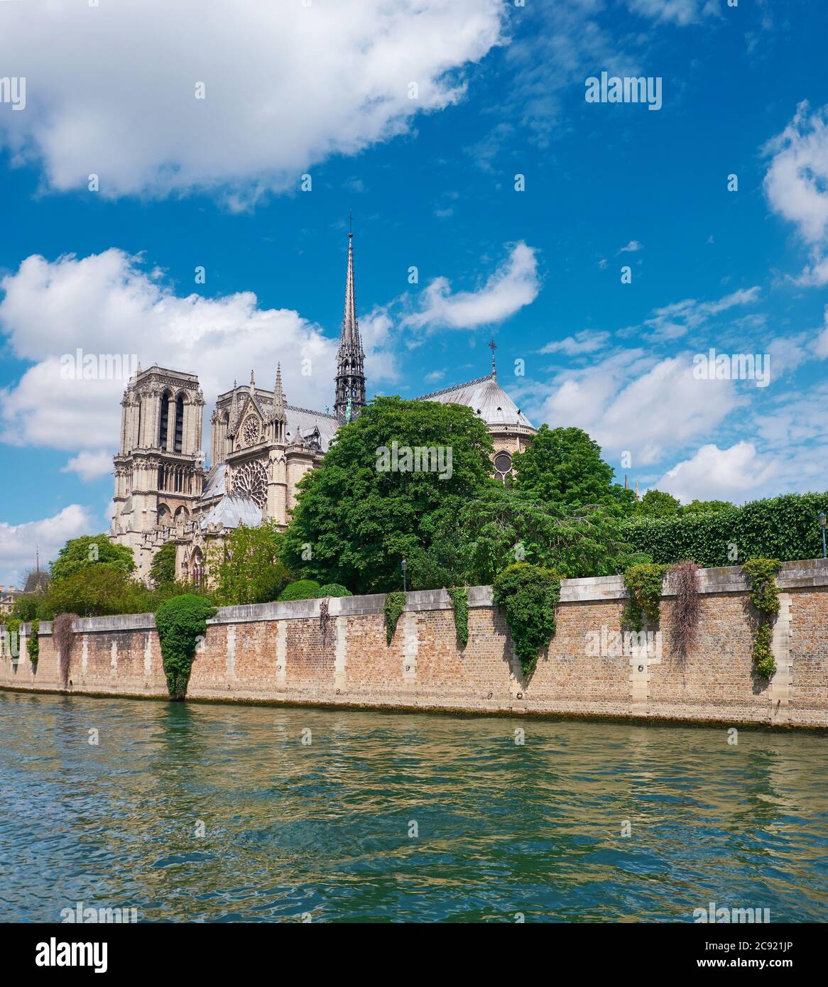 Unbeschädigte Ostfassade von Notre Dame de Paris im Frühling vor dem Brand. Saisonaler Sommer Reise Hintergrund, Panoramabild von unbeschädigt berühmten Fre Stockfoto