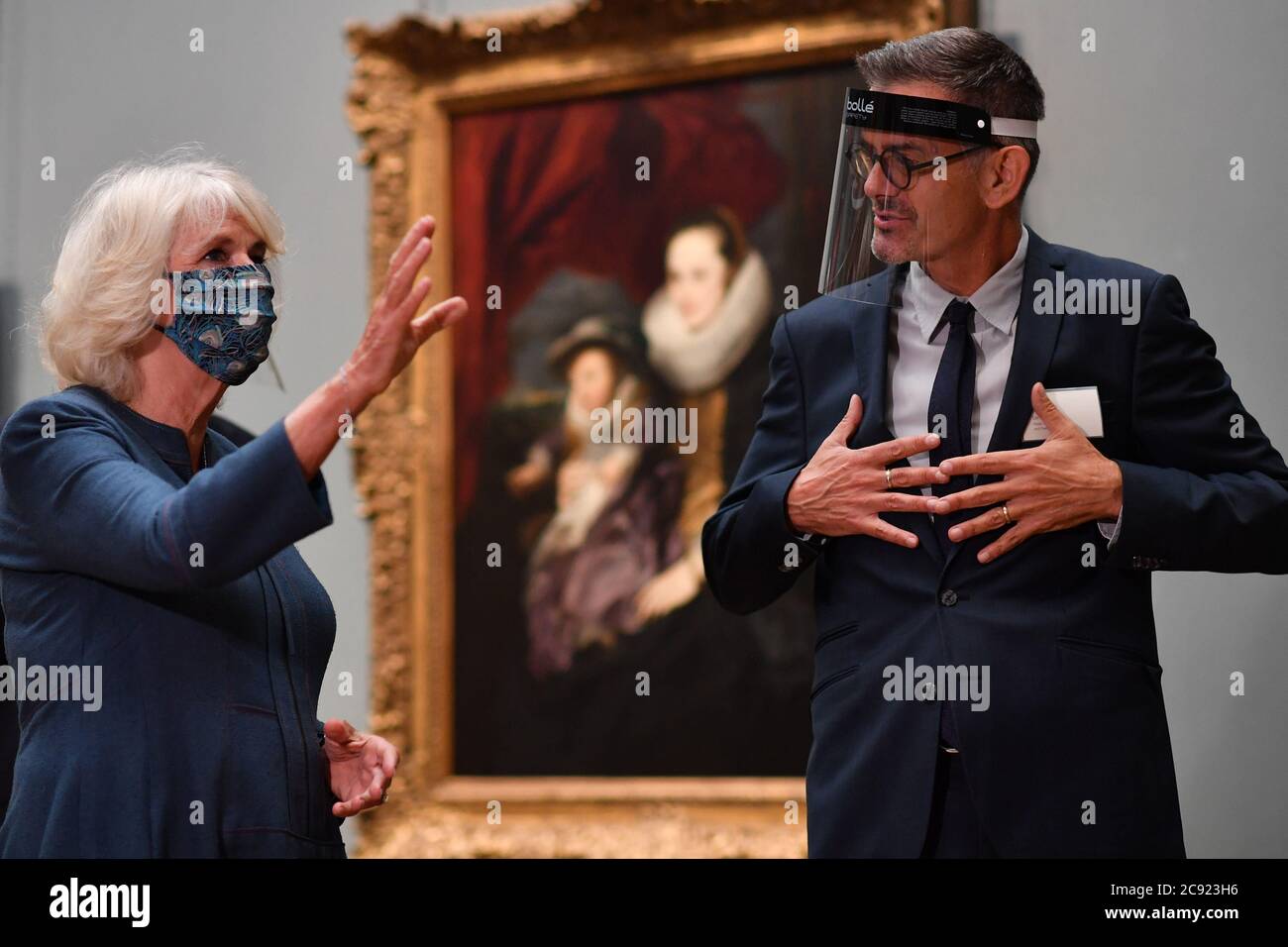 Die Herzogin von Cornwall spricht mit dem Konservierungsleiter Larry Keith vor dem neu restaurierten Pferdeporträt Karls I. des flämischen Künstlers Anthony Van Dyck bei einem Besuch in der kürzlich wiedereröffneten National Gallery in London. Stockfoto