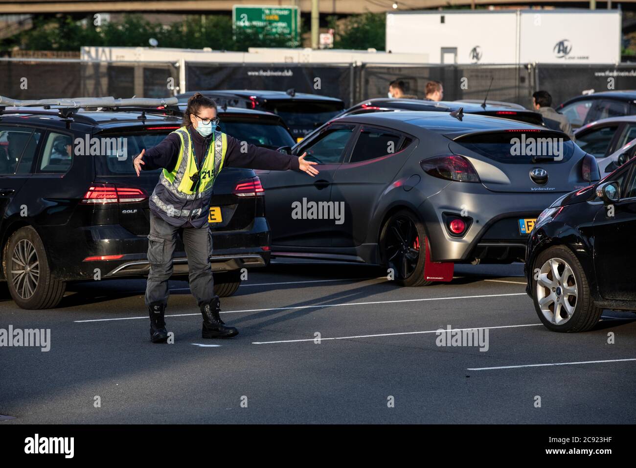 The Drive in Club startet in Brent Cross mit dem Komiker Jason Manford live vor einem autopackten Publikum, London, England, Großbritannien Stockfoto