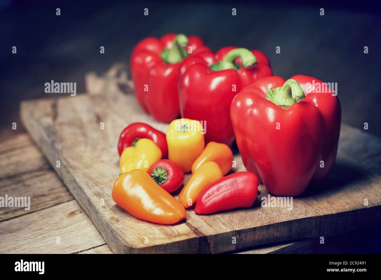 Frische Bio-Paprika auf einem Holzbrett Stockfoto