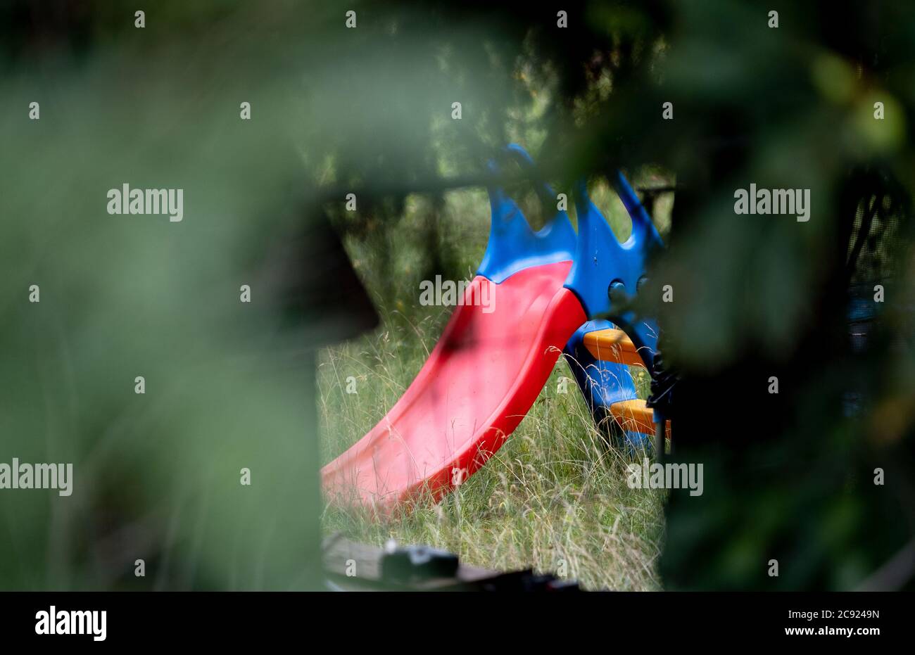 Seelze, Deutschland. Juli 2020. Eine Kinderrutsche kann auf dem Gelände eines Schottengartens gesehen werden. Im Fall der vermissten Maddie McCann hat die Polizei begonnen, in Hannover ein Schottgartengrundstück zu durchsuchen. Quelle: Peter Steffen/dpa/Alamy Live News Stockfoto