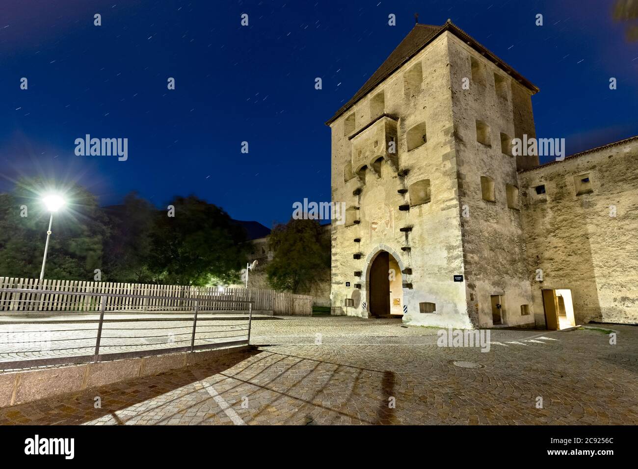 Der mittelalterliche Turm am Eingang der Stadt Glurns. Provinz Bozen, Trentino-Südtirol, Italien, Europa. Stockfoto