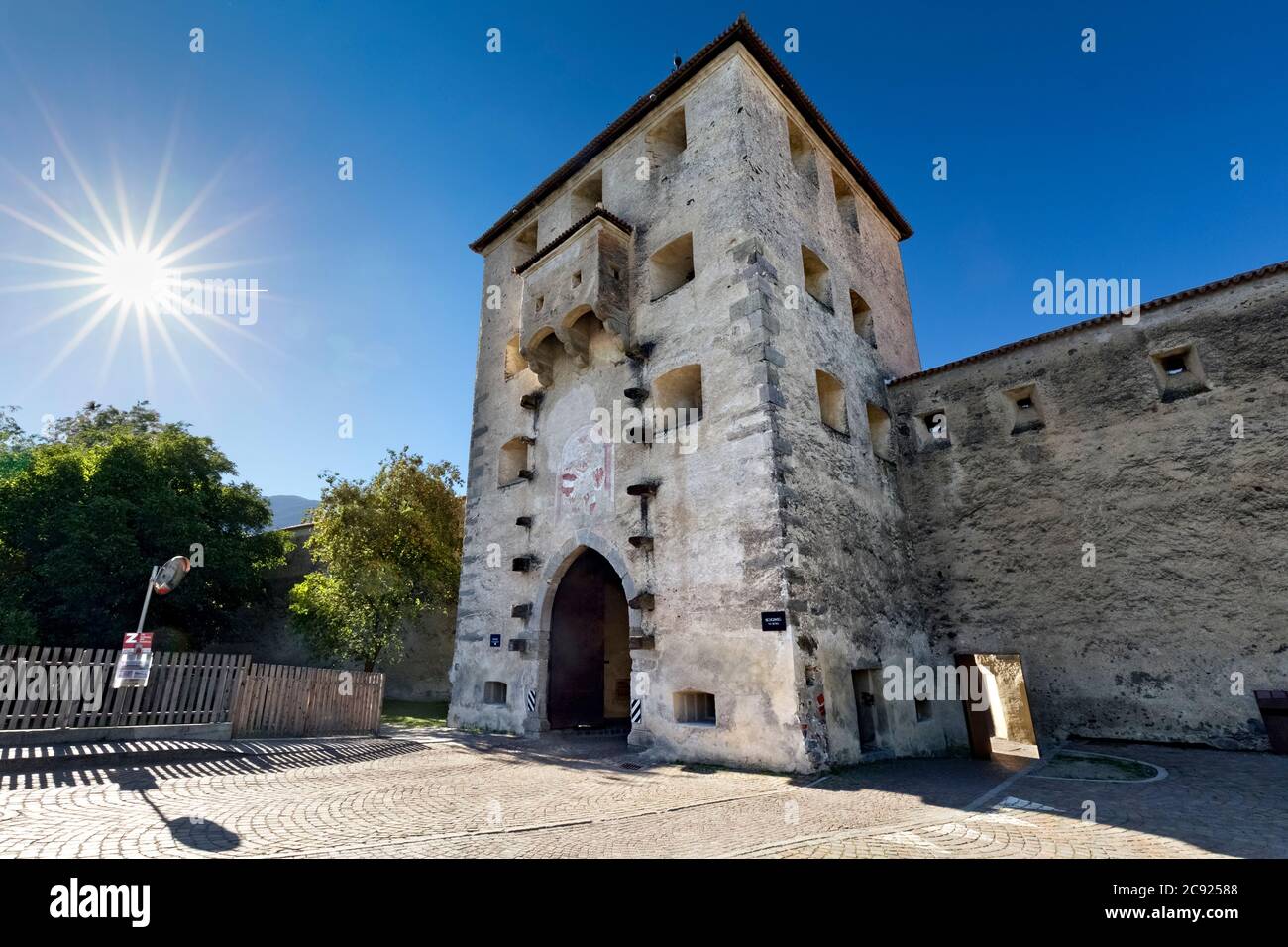 Der mittelalterliche Turm am Eingang der Stadt Glurns. Provinz Bozen, Trentino-Südtirol, Italien, Europa. Stockfoto