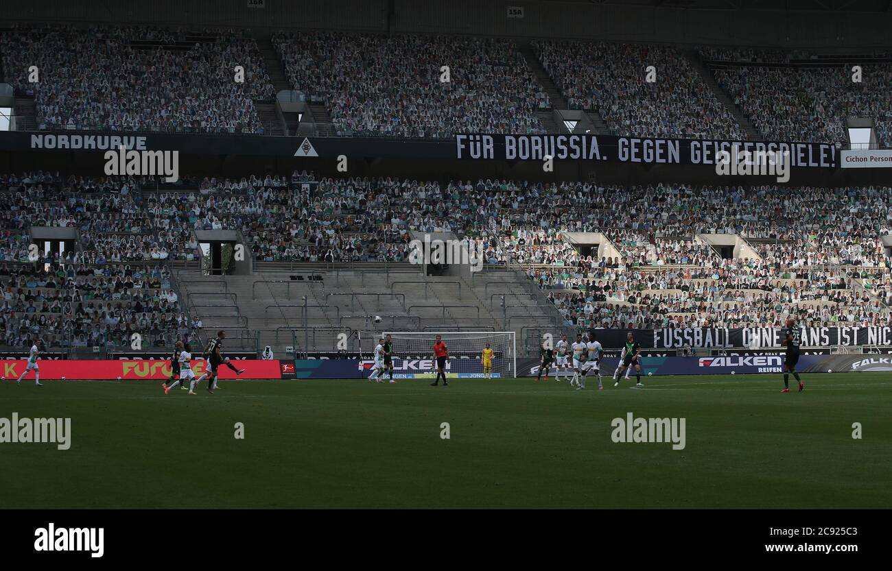 firo 1.Bundesliga: 16.06.2020 Fußball: 1.Bundesliga: Saison 19/20: 32. Spieltag: VfL Borussia MV? Nchengladbach, Borussia Monchengladbach, Gladbach - VfL Wolfsburg 18,000 Kartondisplays mit Fanfotos optisch liefern beiden Borussia fvºr Geisterspielern gutes Bild, Poster: geisterspiele Fuvuball ohne Fans ist nichts, Symbolbild der Corona Geisterspiele, Highlight, Foto: Jvºrgen Fromme/firoportphoto/POOL weltweit im Einsatz Stockfoto