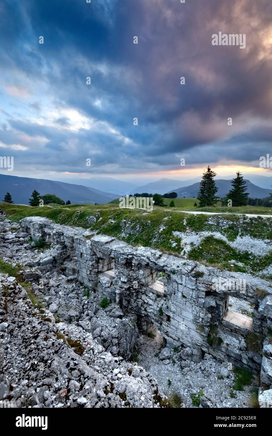 Die Habsburger Festung in Dosso delle Somme. Folgaria, Alpe Cimbra, Provinz Trient, Trentino-Südtirol, Italien, Europa. Stockfoto
