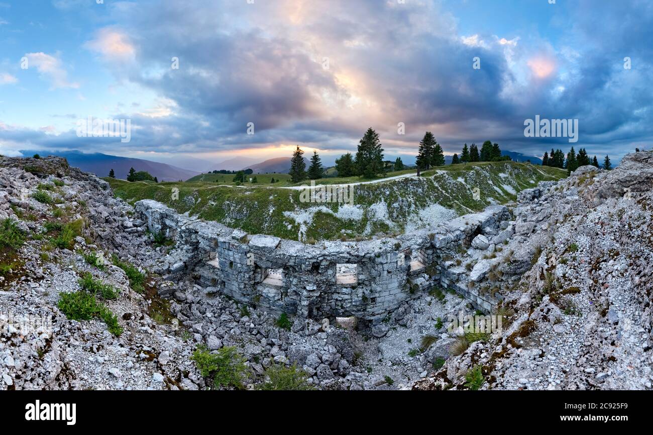 Die Habsburger Festung in Dosso delle Somme. Folgaria, Alpe Cimbra, Provinz Trient, Trentino-Südtirol, Italien, Europa. Stockfoto
