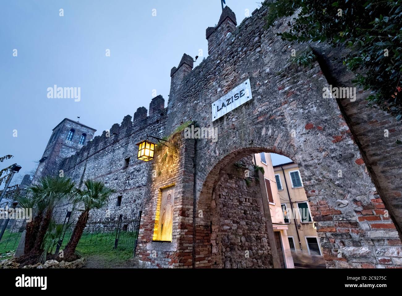 Türme der ummauerten Stadt Lazise. Gardasee, Provinz Verona, Venetien, Italien, Europa. Stockfoto