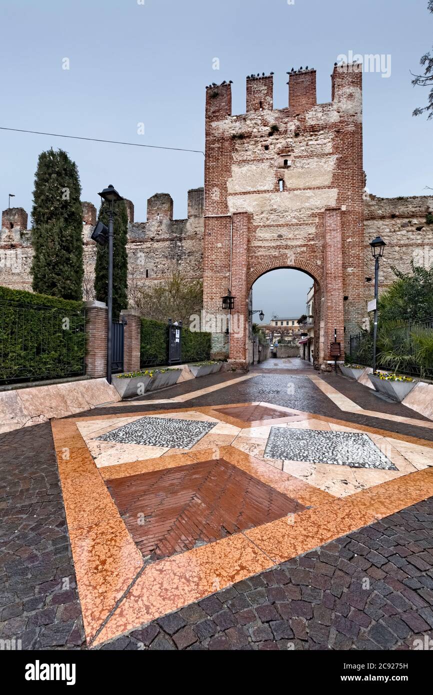 Türme der ummauerten Stadt Lazise. Gardasee, Provinz Verona, Venetien, Italien, Europa. Stockfoto