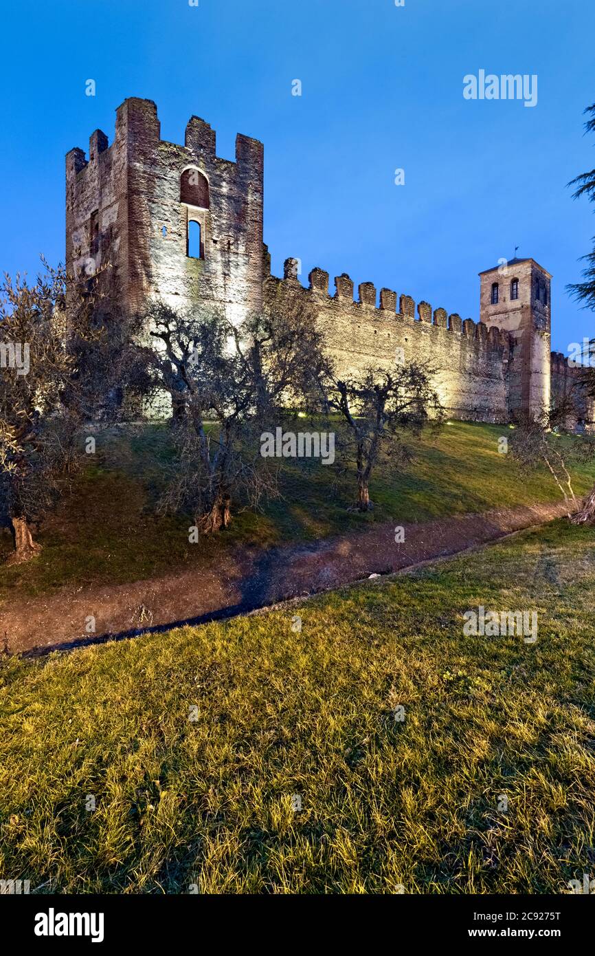 Türme der ummauerten Stadt Lazise. Gardasee, Provinz Verona, Venetien, Italien, Europa. Stockfoto