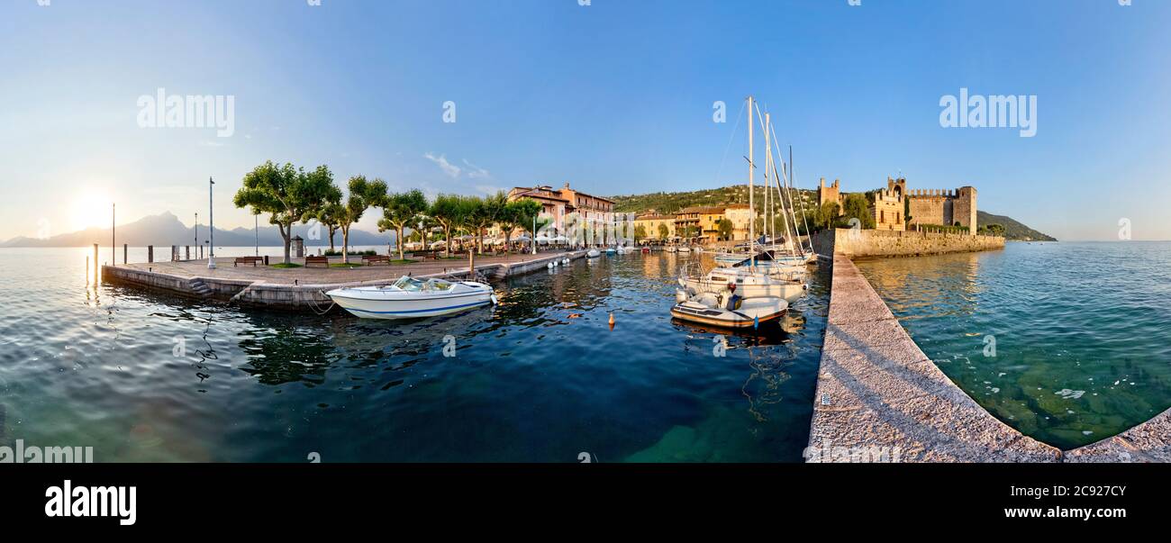 Das Seeufer von Torri del Benaco mit dem Yachthafen und der Scaligerburg. Gardasee, Provinz Verona, Venetien, Italien, Europa. Stockfoto