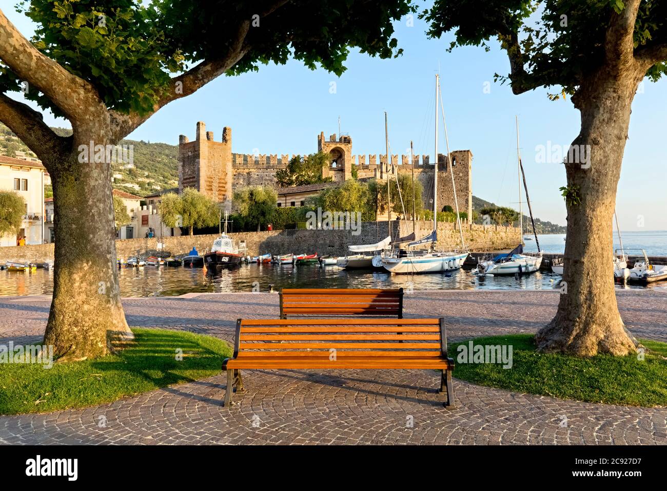 Das Seeufer von Torri del Benaco mit dem Yachthafen und der Scaligerburg. Gardasee, Provinz Verona, Venetien, Italien, Europa. Stockfoto