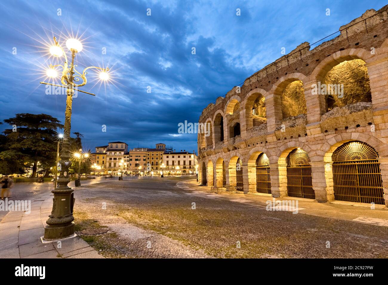 Verona: Der Bra Platz und das römische Amphitheater der Arena. Venetien, Italien, Europa. Stockfoto