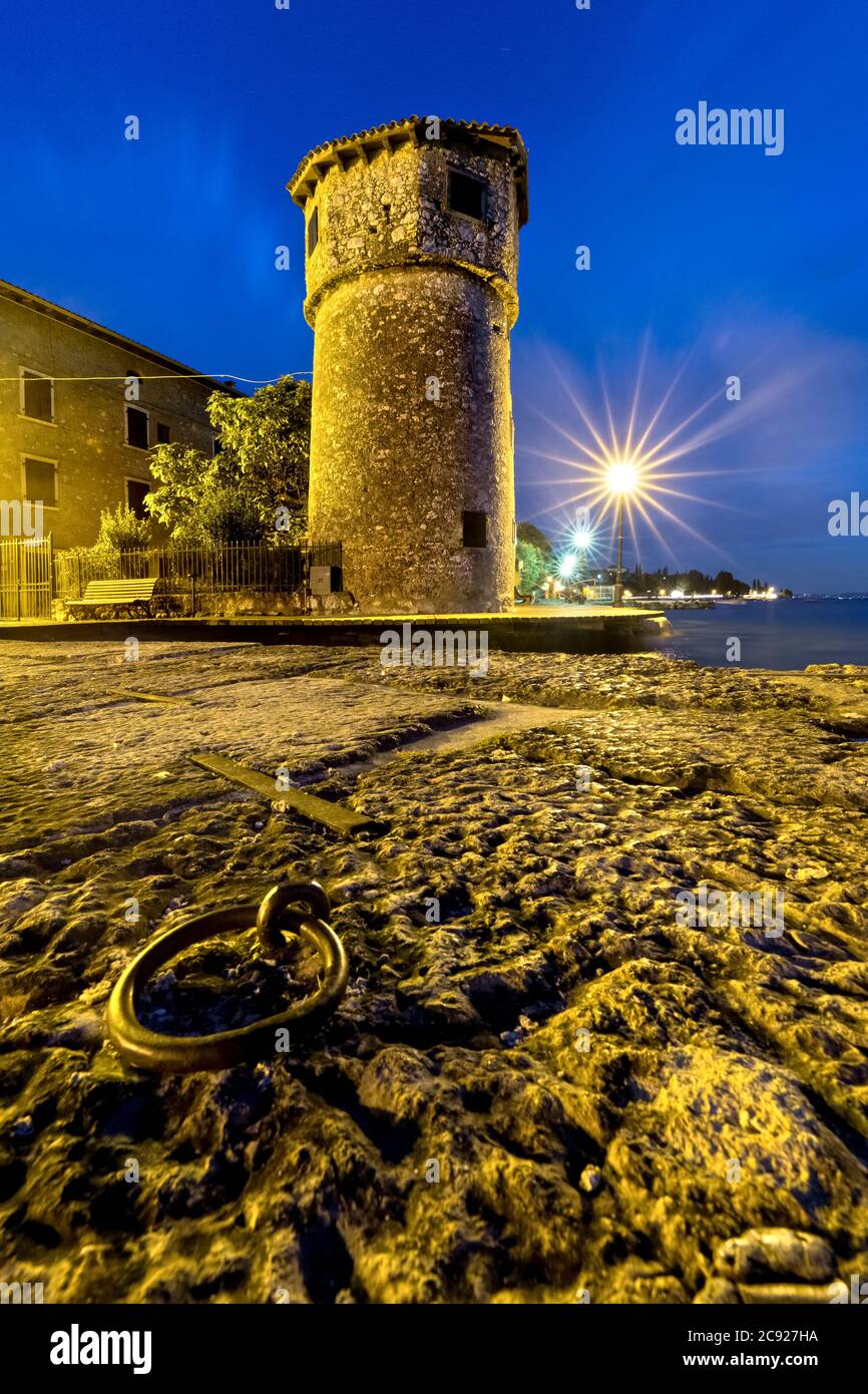 Der alte Turm des Jachthafens von Cassone und des Gardasees. Malcesine, Provinz Verona, Venetien, Italien, Europa. Stockfoto