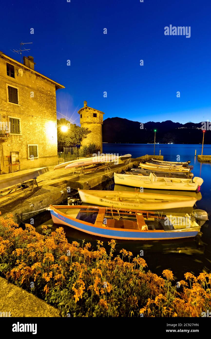 Boote liegen im malerischen Hafen von Cassone. Malcesine, Gardasee, Provinz Verona, Venetien, Italien, Europa. Stockfoto