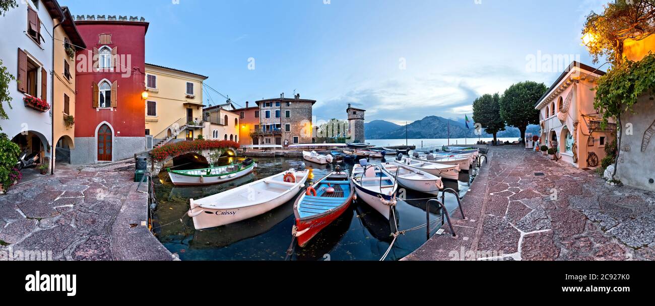 Boote liegen im malerischen Hafen von Cassone. Malcesine, Gardasee, Provinz Verona, Venetien, Italien, Europa. Stockfoto