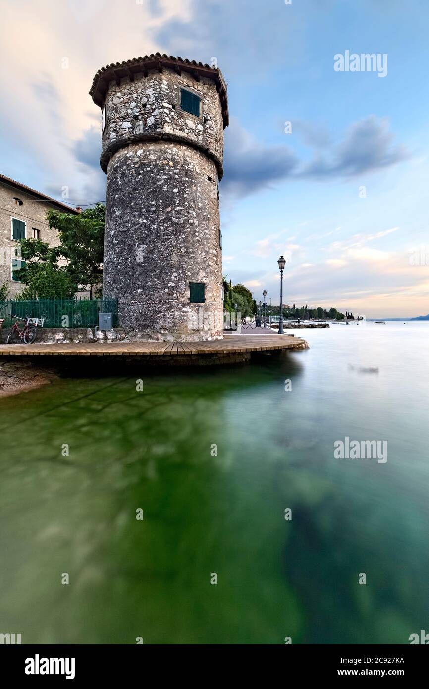 Der alte Turm des Jachthafens von Cassone und des Gardasees. Malcesine, Provinz Verona, Venetien, Italien, Europa. Stockfoto