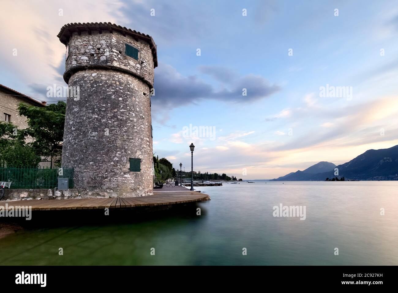 Der alte Turm des Jachthafens von Cassone und des Gardasees. Malcesine, Provinz Verona, Venetien, Italien, Europa. Stockfoto