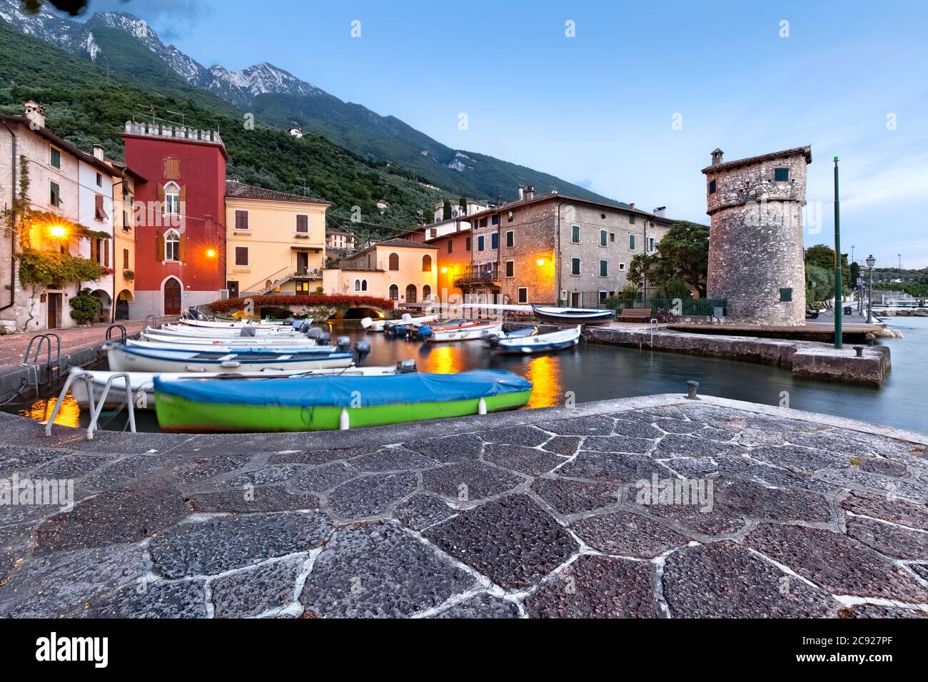 Boote liegen im malerischen Hafen von Cassone. Malcesine, Gardasee, Provinz Verona, Venetien, Italien, Europa. Stockfoto