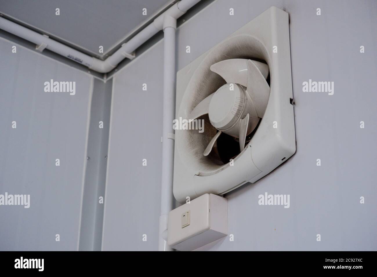 Ventilator schneidet Flugblätter, um den Raum zu lüften Stockfotografie -  Alamy