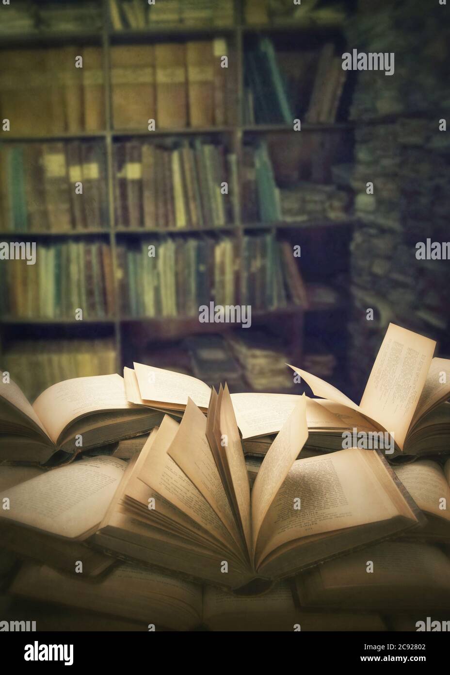 Stapel offener Bücher auf dem Tisch Stockfoto