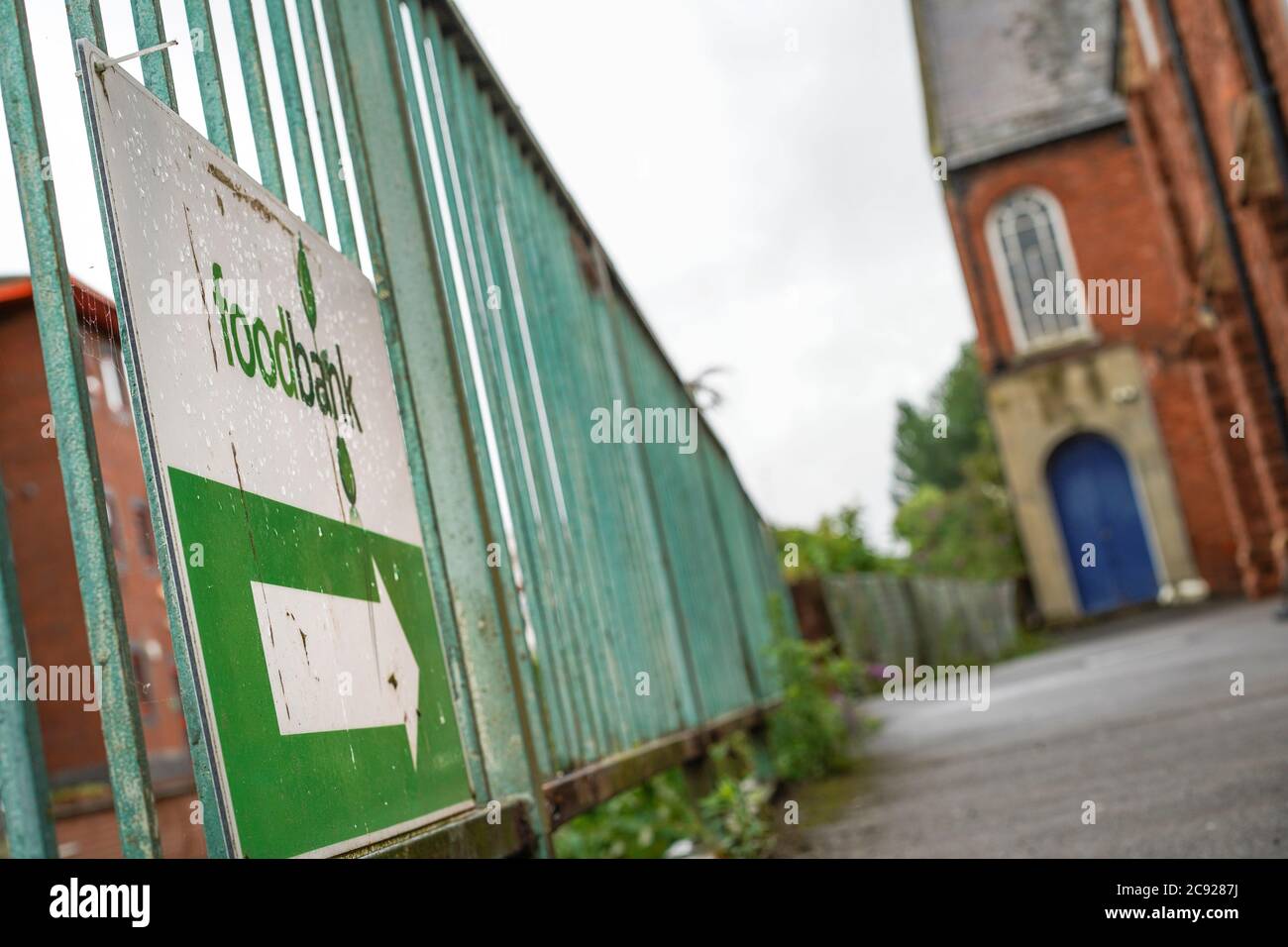 Nahaufnahme des isolierten Schildes für Kidderminster Foodbank vor dem hinteren Eingang der Baxter United Reformierten Kirche. Modernes Wunder für die Bedürftigen. Stockfoto