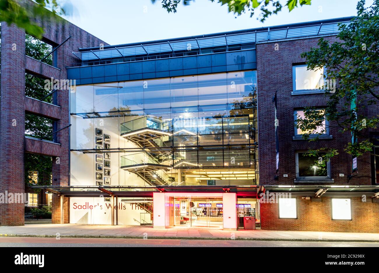 Sadlers Wells Theater bei Nacht London Großbritannien Stockfoto