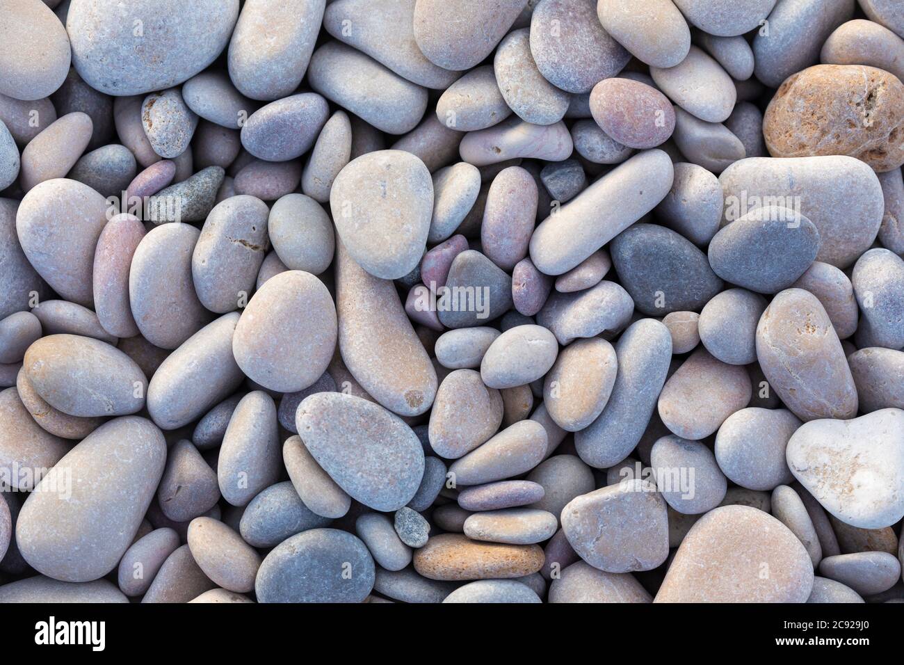 Hellblaue und granatblaue glatte Felsen auf weichen weißen Felsen in der Natur im Freien. Stockfoto
