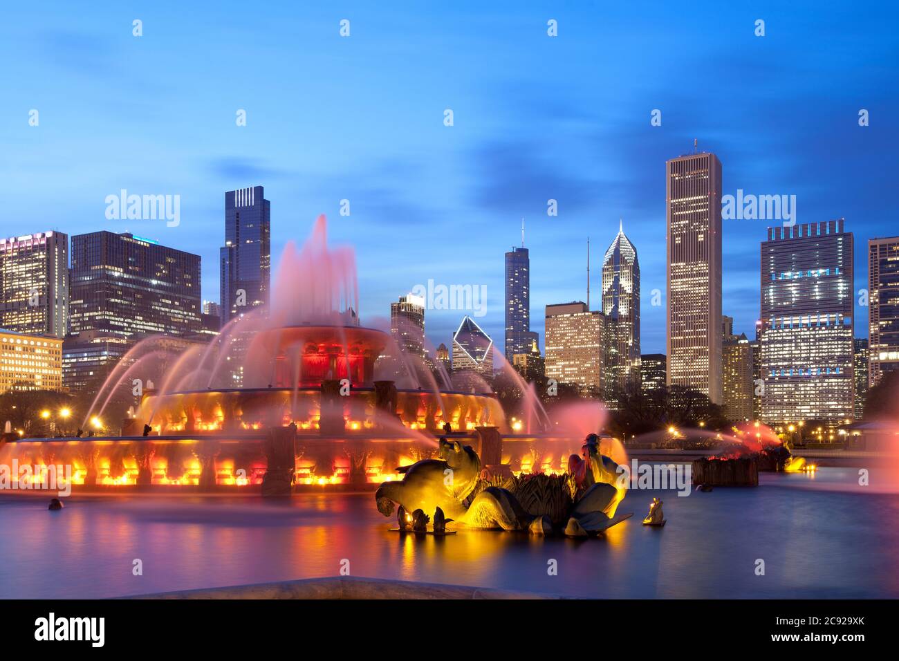 Buckingham Fountain im Grant Park und Downtown Skyline, Chicago, Illinois, USA Stockfoto