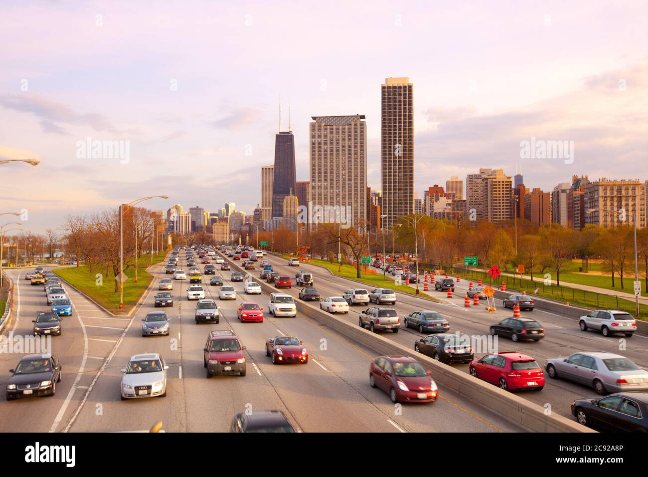 Chicago, Illinois, USA - Verkehr auf Lake Shore Drive in der Innenstadt von Chicago. Stockfoto