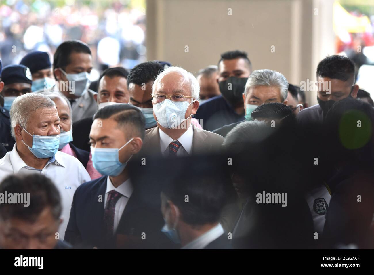 Kuala Lumpur, Malaysia. Juli 2020. Der ehemalige malaysische Premierminister Najib Razak (C) trifft am 28. Juli 2020 vor Gericht in Kuala Lumpur, Malaysia, ein. Der ehemalige malaysische Premierminister Najib Razak wurde am Dienstag in einem Fall im Zusammenhang mit SRC International, einer ehemaligen Einheit des staatlichen Investmentfonds 1Malaysia Development Berhad (1MDB), wegen Machtmissbrauchs, strafrechtlicher Vertrauensverletzung und Geldwäsche für schuldig befunden. Das Urteil ist das erste in mehreren Korruptionsverfahren gegen Najib. Quelle: Chong Voon Chung/Xinhua/Alamy Live News Stockfoto