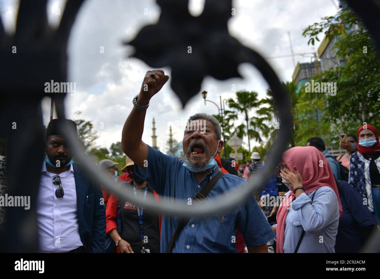 Kuala Lumpur, Malaysia. Juli 2020. Unterstützer des ehemaligen malaysischen Premierministers Najib Razak reagieren auf das Urteil vor dem Gericht in Kuala Lumpur, Malaysia, 28. Juli 2020. Der ehemalige malaysische Premierminister Najib Razak wurde am Dienstag in einem Fall im Zusammenhang mit SRC International, einer ehemaligen Einheit des staatlichen Investmentfonds 1Malaysia Development Berhad (1MDB), wegen Machtmissbrauchs, strafrechtlicher Vertrauensverletzung und Geldwäsche für schuldig befunden. Das Urteil ist das erste in mehreren Korruptionsverfahren gegen Najib. Quelle: Chong Voon Chung/Xinhua/Alamy Live News Stockfoto