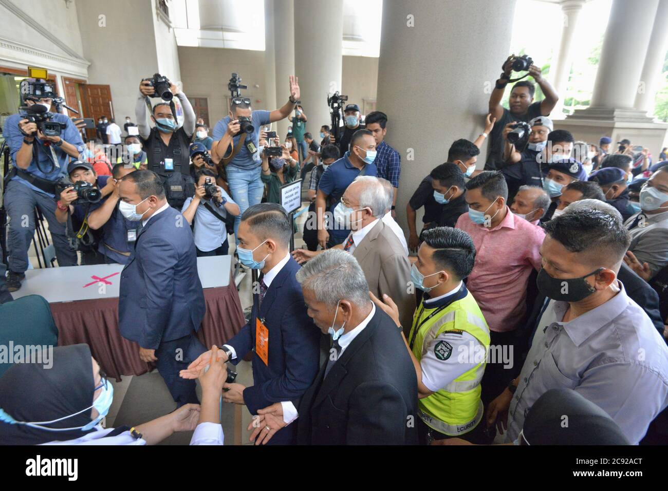 Kuala Lumpur, Malaysia. Juli 2020. Der ehemalige malaysische Premierminister Najib Razak trifft am 28. Juli 2020 vor Gericht in Kuala Lumpur, Malaysia, ein. Der ehemalige malaysische Premierminister Najib Razak wurde am Dienstag in einem Fall im Zusammenhang mit SRC International, einer ehemaligen Einheit des staatlichen Investmentfonds 1Malaysia Development Berhad (1MDB), wegen Machtmissbrauchs, strafrechtlicher Vertrauensverletzung und Geldwäsche für schuldig befunden. Das Urteil ist das erste in mehreren Korruptionsverfahren gegen Najib. Quelle: Chong Voon Chung/Xinhua/Alamy Live News Stockfoto