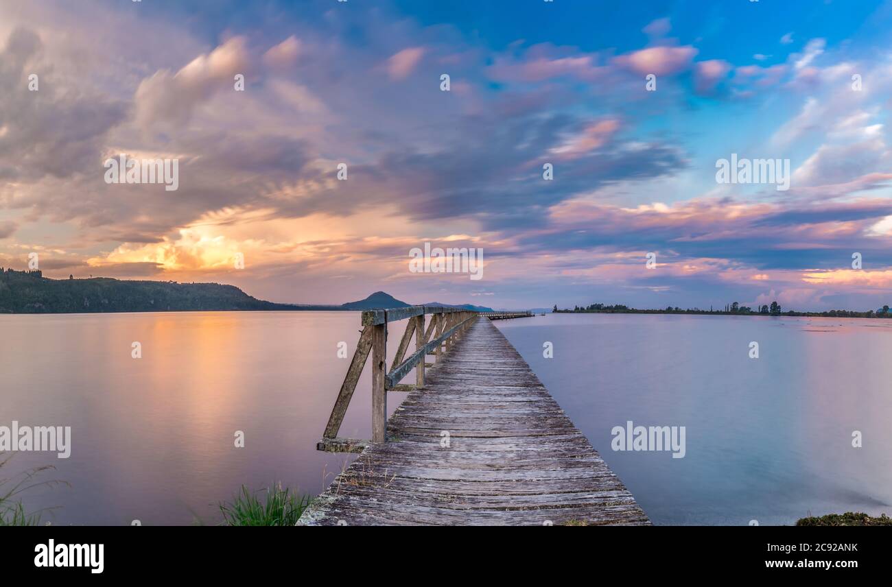 Alte hölzerne Werft mit langer Belichtung während des Sonnenuntergangs geschossen. Lage ist Tokaanu Wharf in Taupo Region North Island, Neuseeland. Stockfoto