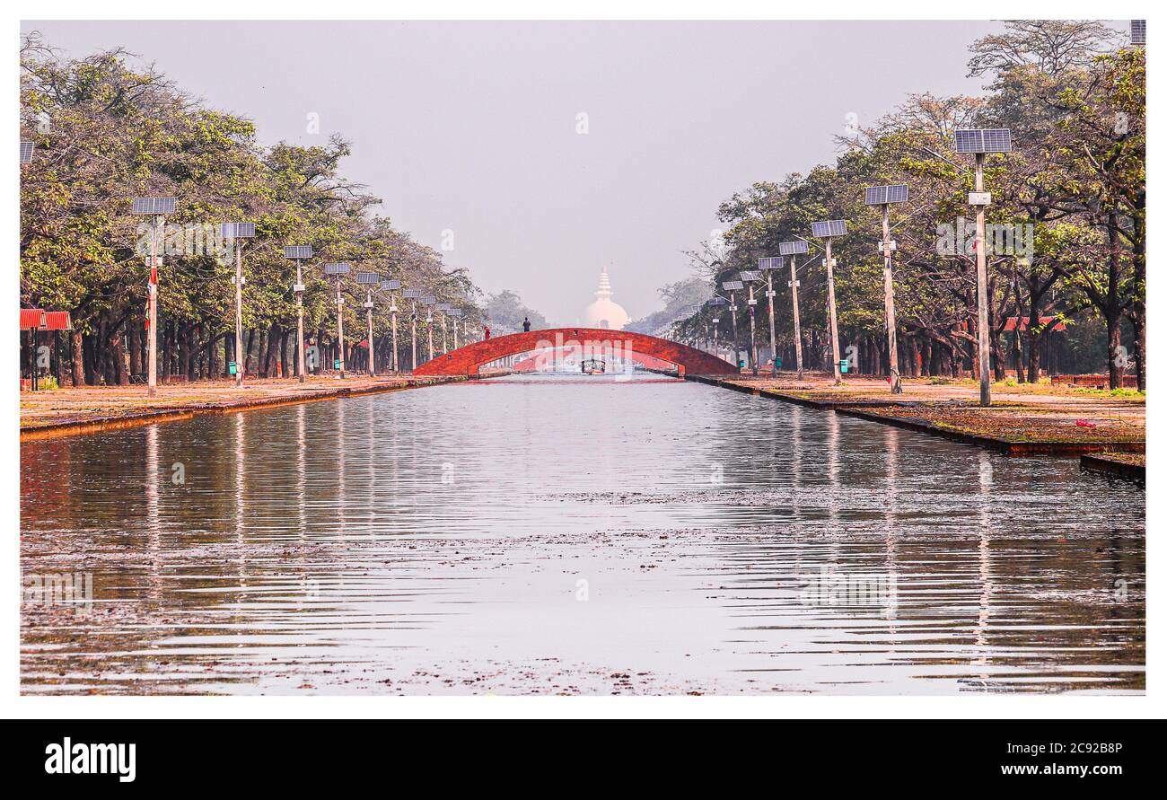 Geburtsort von Gautam Buddha, wo Touristen in einem Motorboot auf dem Kanal des Mayadevi Tempel in Lumbini, Nepal Stockfoto