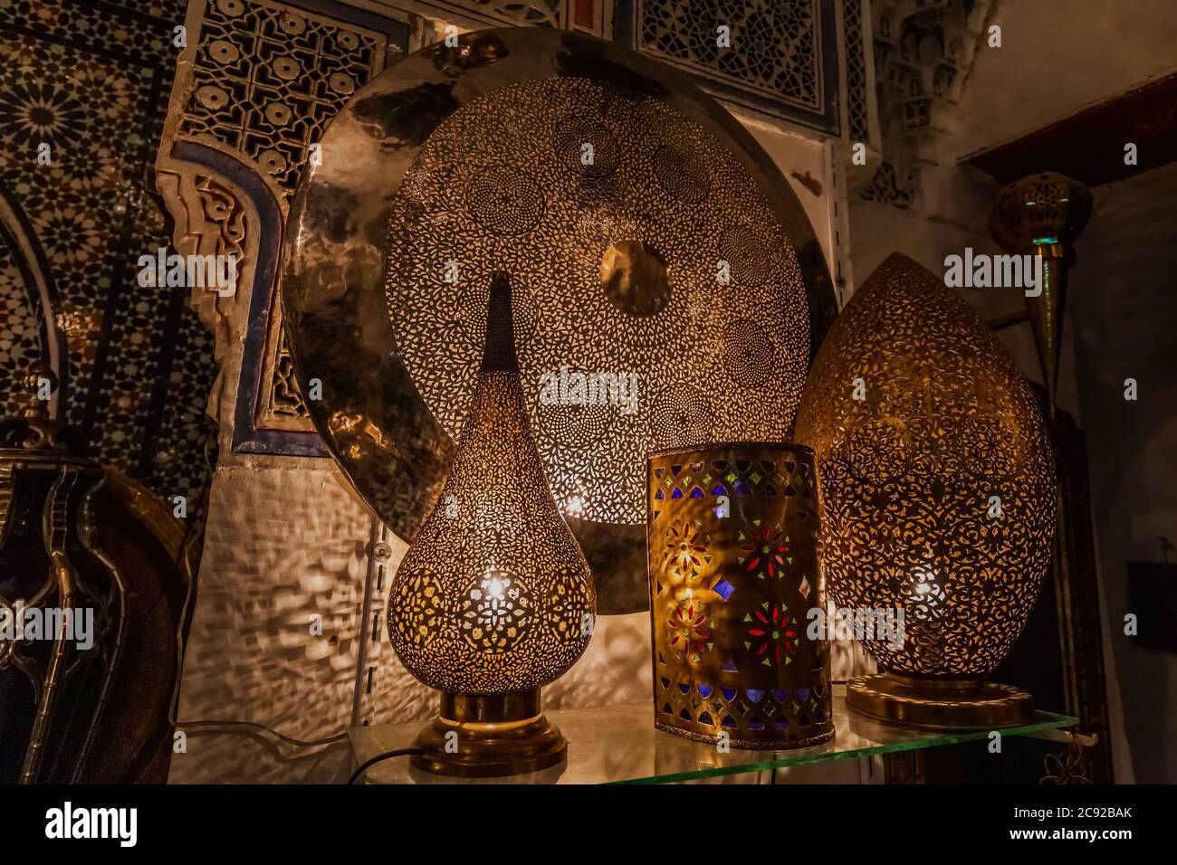 Marokkanische handgemachte Metalllampen und -Teller im Geschäft in Medina von Fez, Marokko. Stockfoto