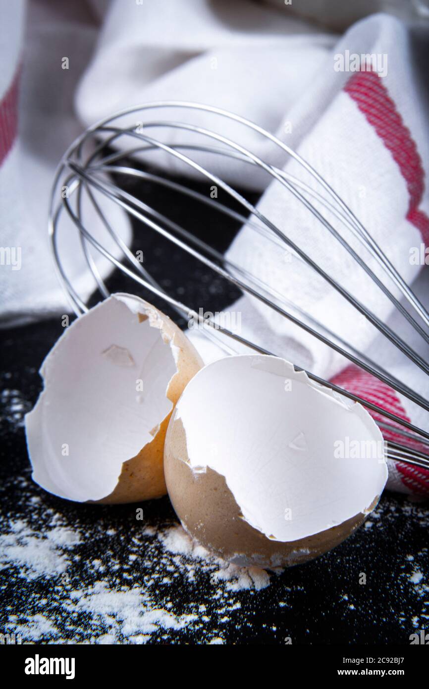 Nahaufnahme mehrerer ungebrochener Eier neben einem zerbrochenen Ei Stockfoto