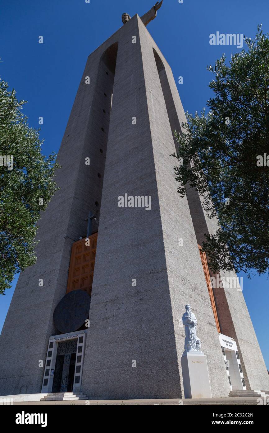 Eine riesige Christusstatue in Lissabon. Ein modernes Denkmal des katholischen Glaubens. Stockfoto