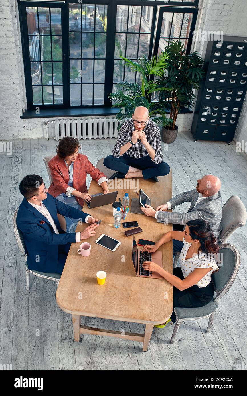 Geschäftsverhandlungen, männliche Partner streiten, lustig unbeschwerten Mann ruhig in Stress-Situation, meditieren mit komponierten Lächeln, Umgang mit Stockfoto