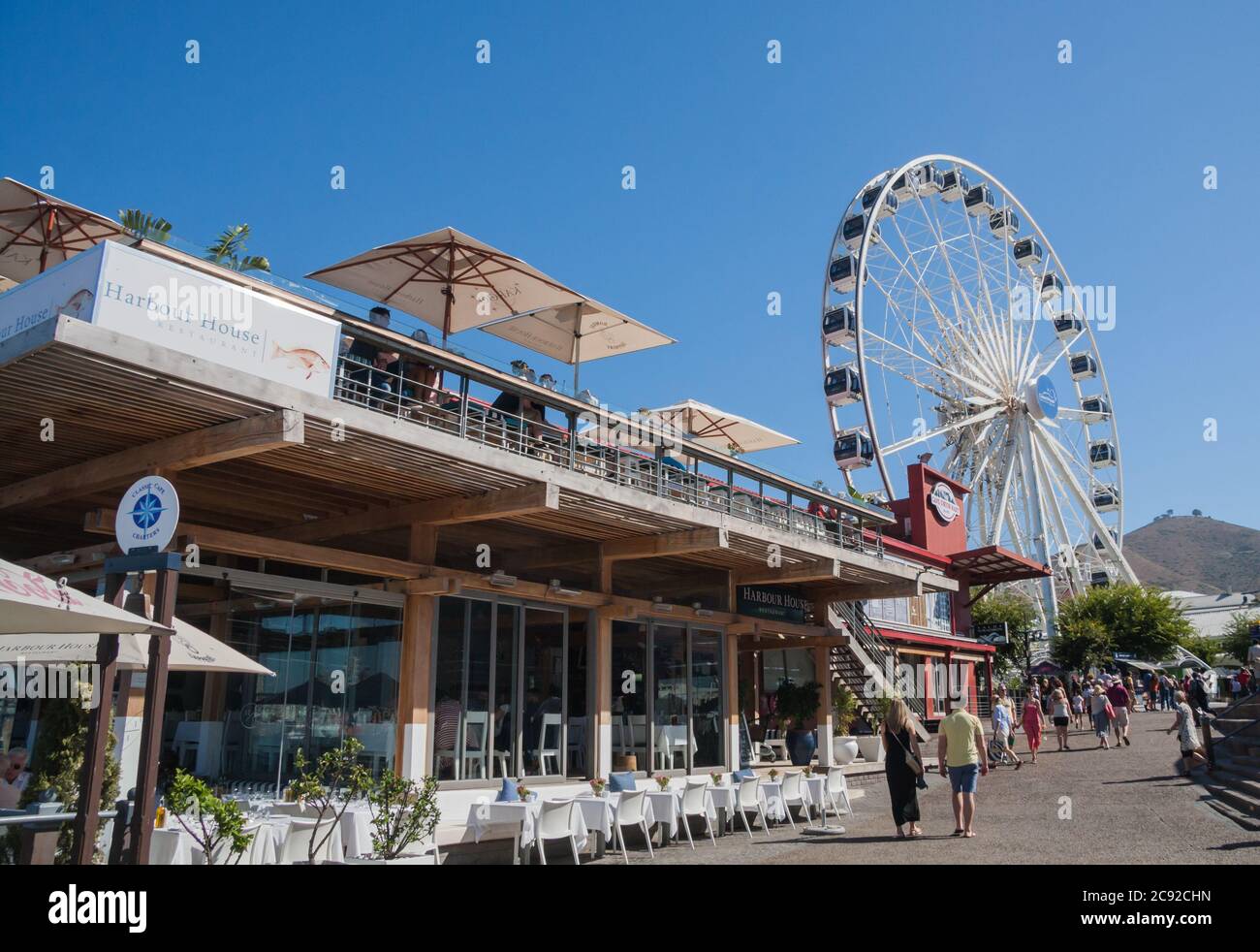 Kapstadt, Südafrika, Feb 17 2017: V&A Waterfront in Kapstadt an einem sonnigen Sommertag. Einheimische und Touristen besuchen die Victoria und Alfred Waterfront. Stockfoto