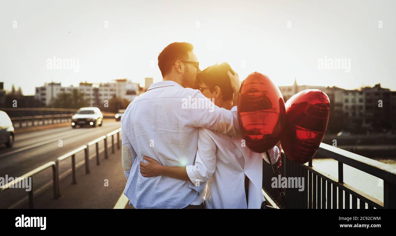 Paar umarmen und küssen im Freien Stockfoto