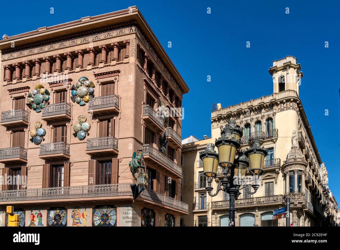 Chinesische Drachen Skulptur an den Wänden eines Hauses mit Sonnenschirmen, Bruno Quadras Gebäude, Las Ramblas, Barcelona Stockfoto