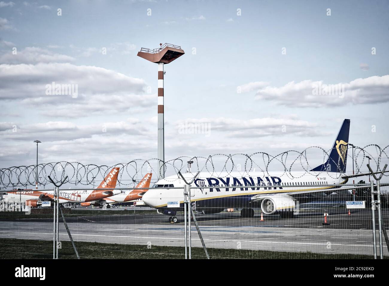 Flughafen Berlin Schönefeld Parken Nähe Easyjet Terminal www.alamy.de
