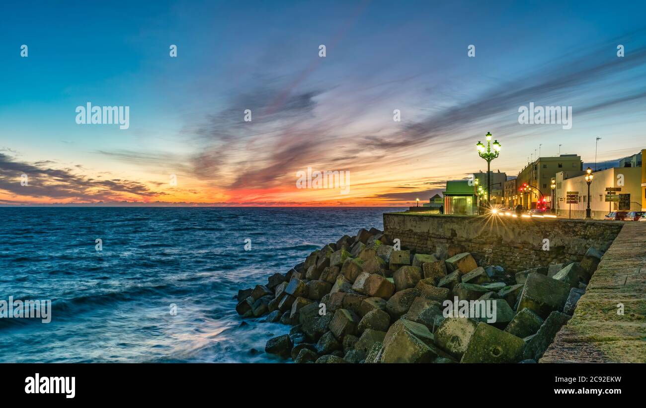 Promenade von Cadiz bei Dämmerung, Andalusien, Spanien Stockfoto