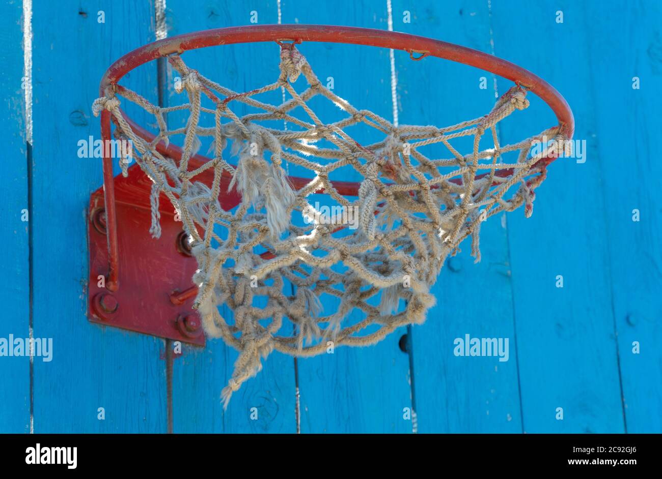 Altes Basketballschild mit Ring. Konzept der körperlichen Kultur und des Sports. Basketballspiel im Freien Stockfoto