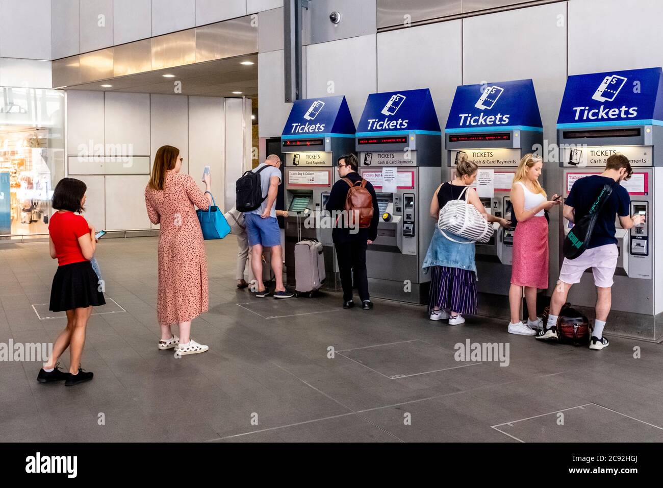 Personen, Die Die Fahrkartenautomaten In London Bridge Station, London, England Benutzen. Stockfoto