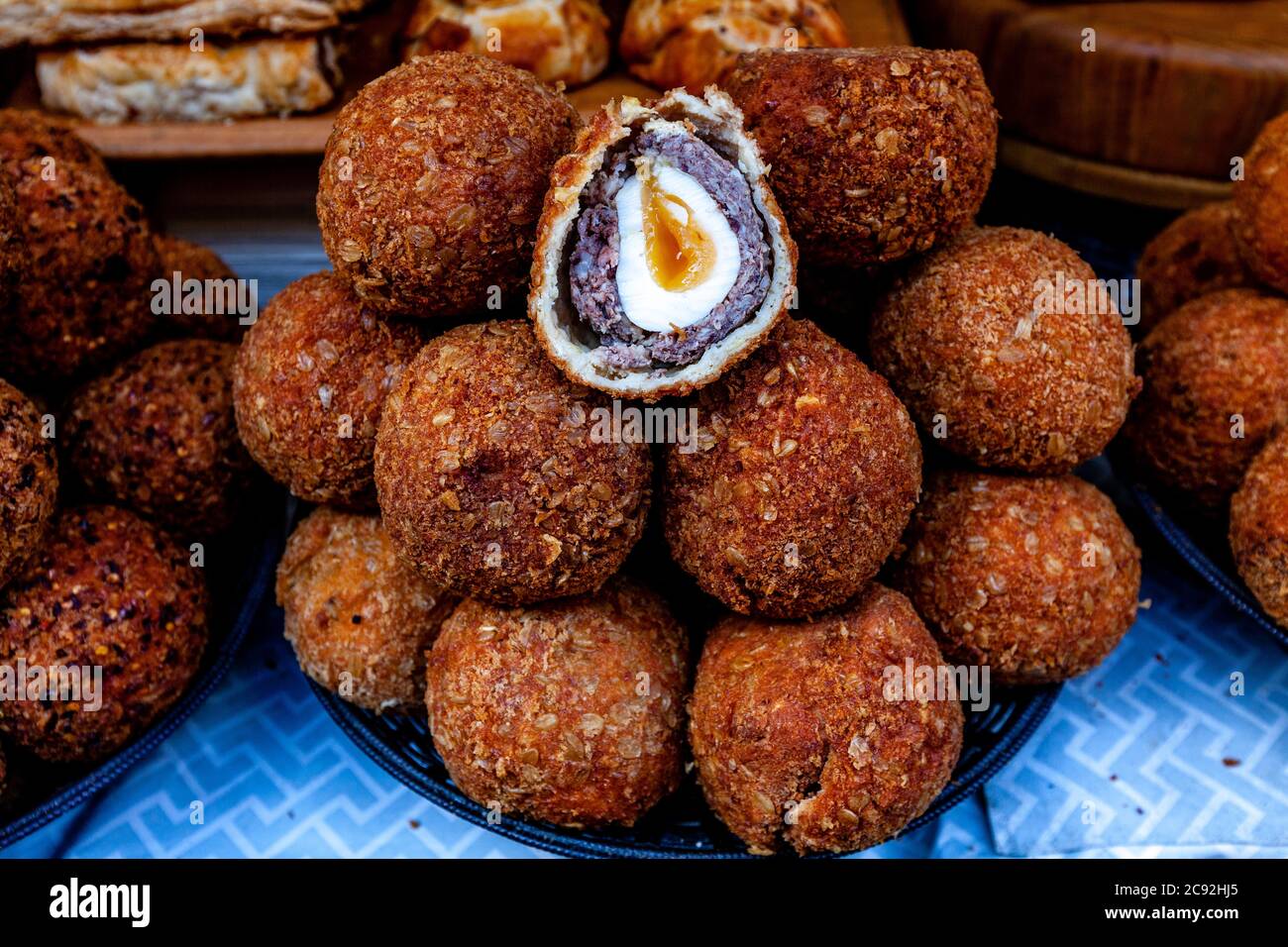 Traditionelle schottische Eier zum Verkauf an EINEM Marktstand, London, England. Stockfoto