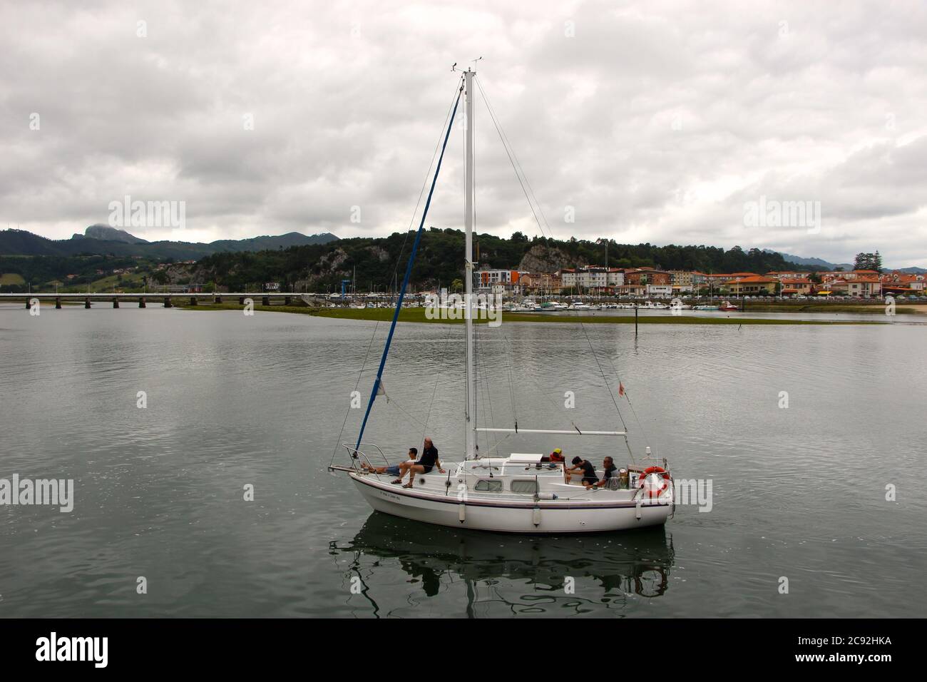 Kleine weiße Yacht kommt in Ribadesella Asturias Spanien entlang des Flusses Sella mit Motorleistung Stockfoto