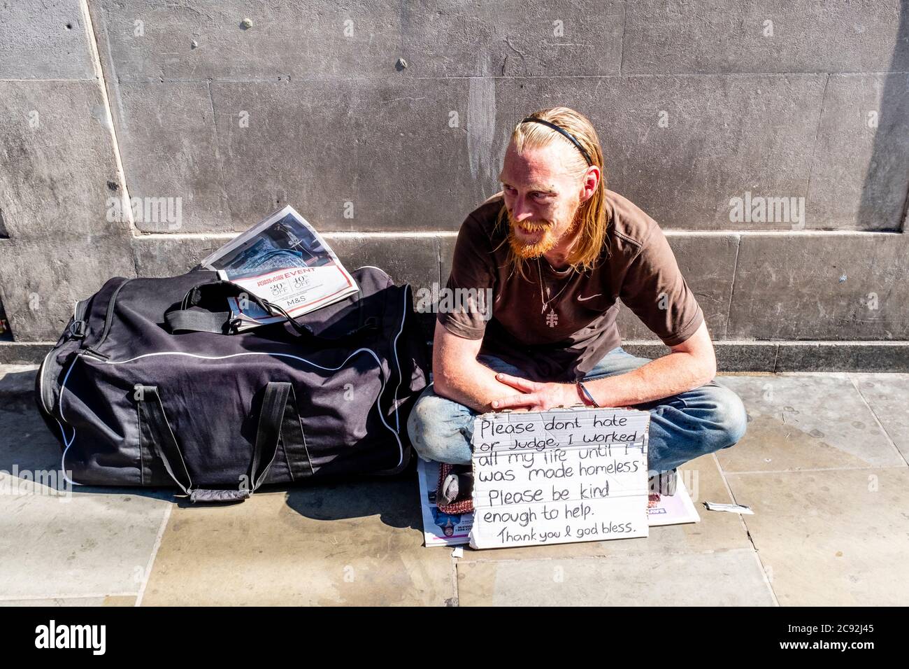 Ein Obdachloser auf den Straßen Londons mit EINEM Schild, das darum bittet, nicht gerichtet zu werden, Borough High Street, London, England. Stockfoto