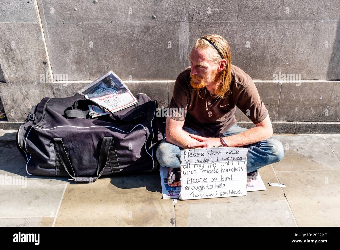 Ein Obdachloser auf den Straßen Londons mit EINEM Schild, das darum bittet, nicht gerichtet zu werden, Borough High Street, London, England. Stockfoto